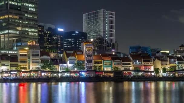 Singapore kaj med höga skyskrapor i centrala affärsdistriktet på Boat Quay natt timelapse hyperlapse — Stockvideo