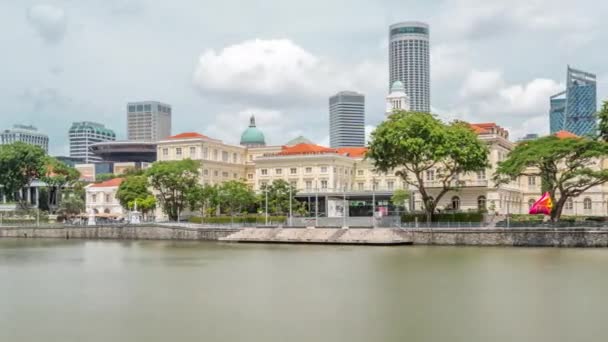 アジア文明博物館や旧市街地を背景にしたシンガポール川の眺め超高層ビル群 — ストック動画