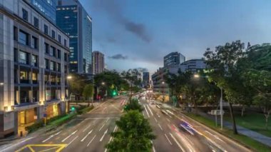 Singapur 'daki eski Hill Caddesi Polis Merkezi tarihi binası günden geceye.