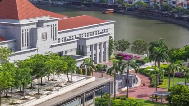 Singapur şehir merkezindeki Parlamento Binası 'nda zaman ayarlı ve arka planda tekne iskelesi var.. — Stok video