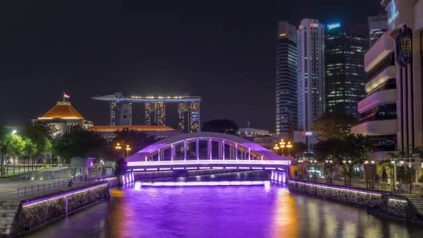Skyline du quartier financier singapourien derrière le pont Elgin et l'hyperlapsus nocturne du fleuve Singapour — Video