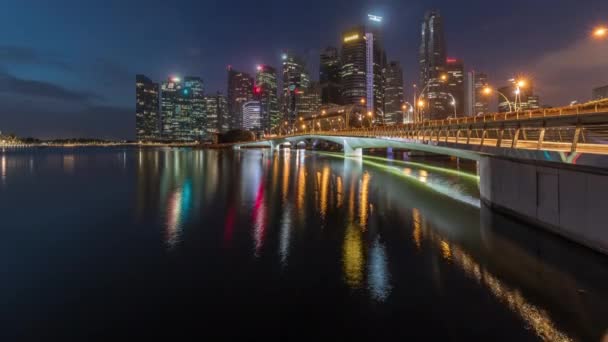 Esplanade γέφυρα και στο κέντρο της πόλης ουρανοξύστες στο παρασκήνιο Σιγκαπούρη νύχτα με την ημέρα timelapse — Αρχείο Βίντεο