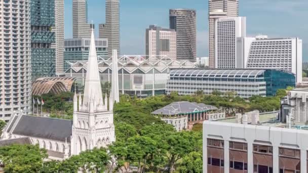 Zeitraffer aus der Antenne der St. Andrews Cathedral. Es ist eine anglikanische Kathedrale in Singapur, die größte Kathedrale des Landes. — Stockvideo