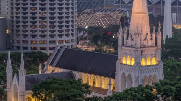 St. Andrews Katedrali 'nin hava gününden gece saatine. Singapur 'da bir Anglikan katedrali, ülkenin en büyük katedrali.. — Stok video