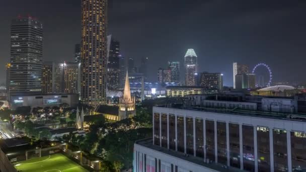 Singapore skyline met St. Andrews Cathedral luchtfoto nachtelijke timelapse hyperlapse. — Stockvideo