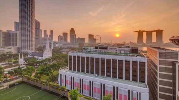 Salida del sol sobre el horizonte de Singapur con el timelapse de la noche aérea de la catedral de St. Andrews . — Vídeos de Stock