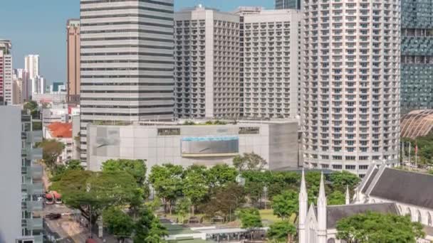 Felhőkarcolók a Szent András katedrális antennájának közelében. Ez egy anglikán katedrális Szingapúrban, az ország legnagyobb katedrálisa. — Stock videók