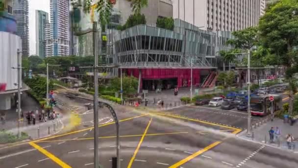 Luchtfoto van stoep en kruising van Orchard Road in Singapore timelapse hyperlapse. — Stockvideo