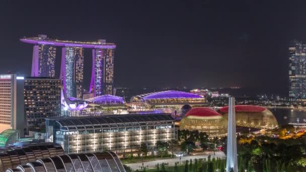 Cinquante-cinq étages de haut Marina Bay Sands Hôtel domine l'horizon à Marina Bay à Singapour la nuit aérienne timelapse . — Video