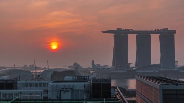 Рассвет возле отеля Marina Bay Sands доминирует над горизонтом в Marina Bay в Сингапуре . — стоковое видео