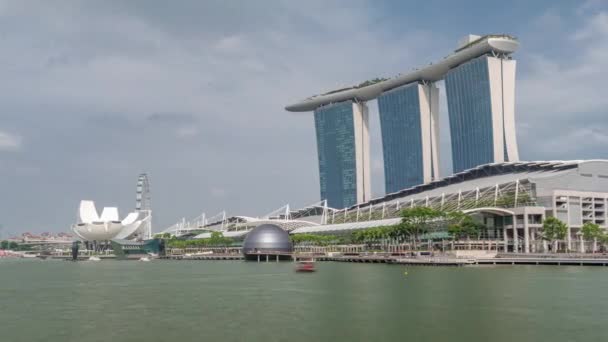 55 kat yüksekliğindeki Marina Bay Sands Oteli Singapur 'daki Marina Körfezi' nin ufuk çizgisine hakim.. — Stok video