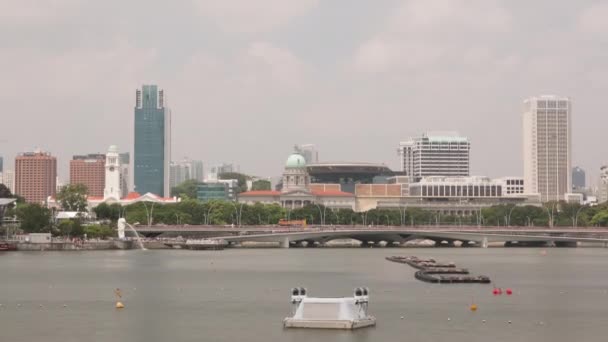 Singapore Merlion Park y Victoria Concert Hall con puente de explanada timelapse — Vídeos de Stock