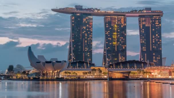 Marina Bay Sands Oteli, Singapur 'daki Marina Körfezi' nin ufuk çizgisine gece gündüz egemen.. — Stok video