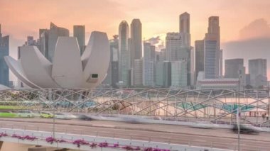 Helix Köprüsü ve Bayfront Bulvarı üzerinde gün batımı manzaralı Marina Körfezi, Singapur 'da trafik zaman ayarlı.