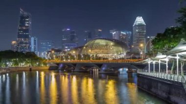 Aydınlatılmış Çifte Esplanade Tiyatrosu, Esplanade Drive 'ın arkasındaki trafik zamanı hiperhızlandırılmış kubbe.
