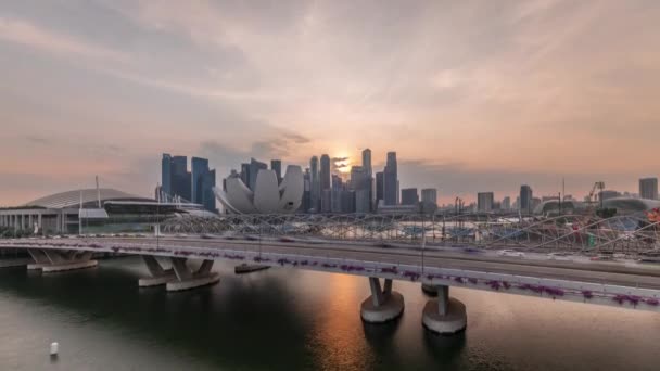 Vista aérea do pôr do sol sobre a Ponte Helix e a Avenida Bayfront com a cronologia do trânsito em Marina Bay, Cingapura — Vídeo de Stock