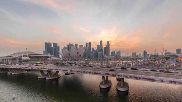 Vista aérea sobre Helix Bridge y Bayfront Avenue con tráfico día a noche timelapse en Marina Bay, Singapur — Vídeos de Stock