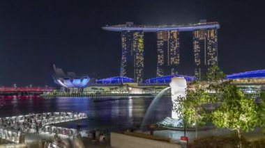 Merlion Çeşmesi Singapur 'daki Marina Bay Sands Oteli' nin önüne su fışkırtıyor..