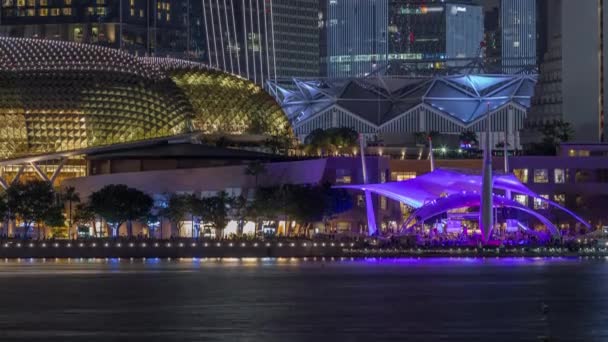 De Esplanade Theaters aan de baai in Singapore in de schemering, met prachtige reflectie in water nacht timelapse — Stockvideo