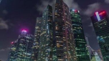 Modern iş gökdelenlerinin bakış açısına bakıyorum. Camlar ve gökyüzü manzarası. Central City 'deki ticari binalar.