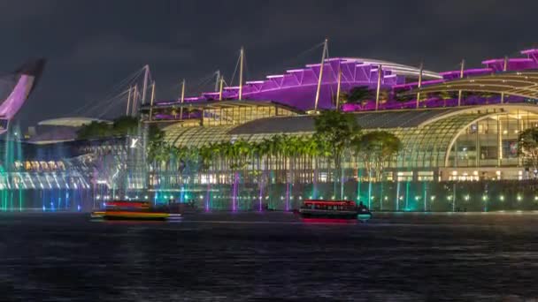 Piękny pokaz fontann laserowych i muzycznych na nabrzeżu Marina Bay Sands w Singapurze — Wideo stockowe