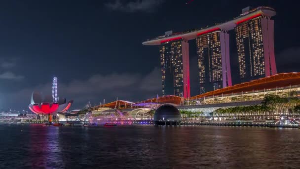 シンガポールのマリーナベイサンズウォーターフロントでの美しいレーザーと音楽噴水ショー夜のタイムラプス — ストック動画