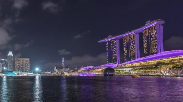 Prachtige laser en muzikale fontein show aan de Marina Bay Sands waterkant in Singapore nacht timelapse — Stockvideo