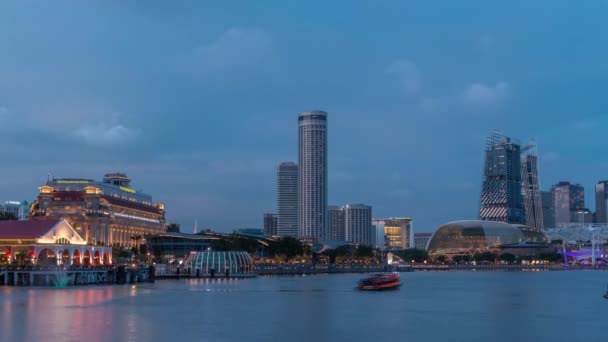 Günbatımında Singapur Körfezi 'nde gökdelen ve Esplanade Tiyatrosu ile şehir silueti. Gün be gün suda güzel bir yansıması var. — Stok video