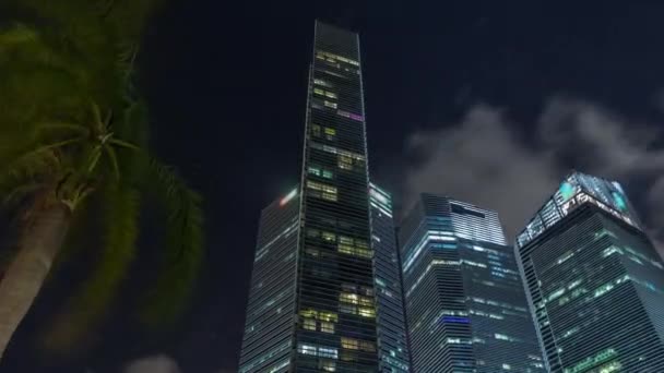 Взгляд на перспективу современных бизнес-небоскребов стекло и небо вид на ландшафт коммерческого здания в центре города timelapse гиперлапс — стоковое видео