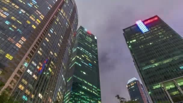 현대 비즈니스 마천루의 전경을 올려다보면 도시 중심부에 있는 상업용 건물의 모습을 볼 수있다 — 비디오