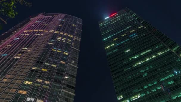 Guardando in alto prospettiva di moderni grattacieli aziendali vetro e cielo vista paesaggio di edificio commerciale in timelapse città centrale — Video Stock