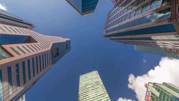 Взгляд на перспективу современных бизнес-небоскребов стекло и небо вид на ландшафт коммерческого здания в центре города Timelapse — стоковое видео