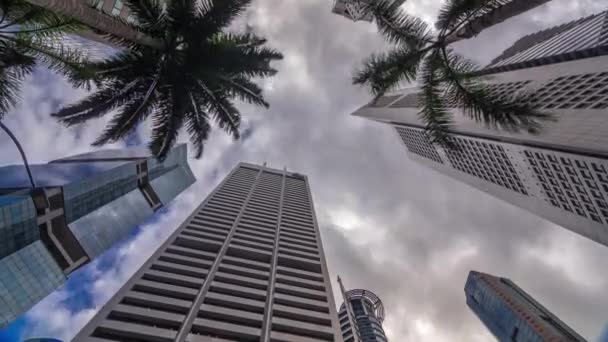 Κοιτάζοντας την προοπτική των σύγχρονων επιχειρήσεων ουρανοξύστες γυαλί και ουρανό θέα τοπίο των εμπορικών κτιρίων στο κέντρο της πόλης timelapse — Αρχείο Βίντεο