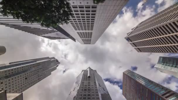 Κοιτάζοντας την προοπτική των σύγχρονων επιχειρήσεων ουρανοξύστες γυαλί και ουρανό θέα τοπίο των εμπορικών κτιρίων στο κέντρο της πόλης timelapse — Αρχείο Βίντεο