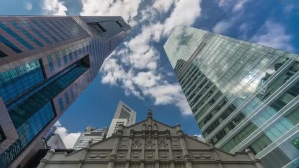 Mirando hacia arriba la perspectiva de los rascacielos de negocios modernos de vidrio y vista al cielo paisaje de edificio comercial en la ciudad central timelapse — Vídeos de Stock