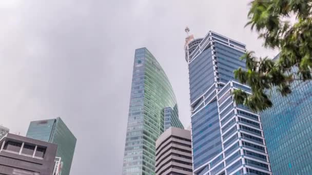 Privind în sus perspectiva de afaceri moderne zgârie-nori de sticlă și cerul vedere peisaj de clădire comercială în centrul orașului timelapse — Videoclip de stoc