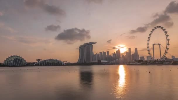 Zachód słońca nad panoramą centrum Singapuru, oglądany z drugiej strony wody z The Garden East timelapse. Singapur. — Wideo stockowe