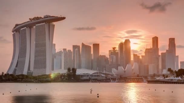 Sunset over the downtown skyline of Singapore as viewed from across the water from The Garden East timelapse. Singapore. — Stock Video