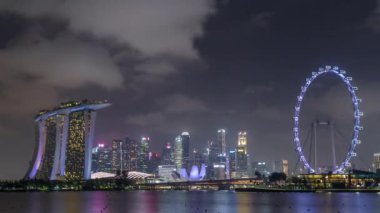 Singapur 'un merkezindeki ufuk çizgisi, Garden East' in sularından izleniyor. Singapur.