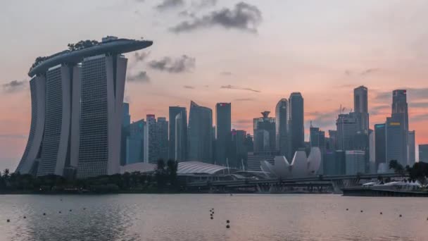 Downtown skyline van Singapore gezien vanaf het water van The Garden East dag tot nacht timelapse. Singapore. — Stockvideo