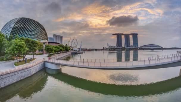 Skyline в Marina Bay с театрами Эйфелевой башни на заливе и пешеходным мостом Эйфелевой башни рано утром в Сингапуре. — стоковое видео