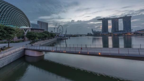 Skyline in Marina Bay with Esplanade Theaters on the Bay and Esplanade footbridge night to day timelapse in Singapore. — стокове відео