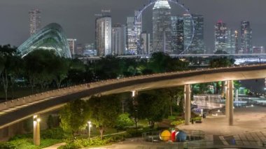 Singapur şehrinin hava manzarası Marina Barrage Garden 'dan gökyüzüne yükseliyor..