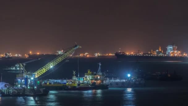 Marina de Singapour Barrage avec des navires de charge en attente d'entrer dans l'un des ports les plus achalandés du monde la nuit timelapse, Singapour. — Video