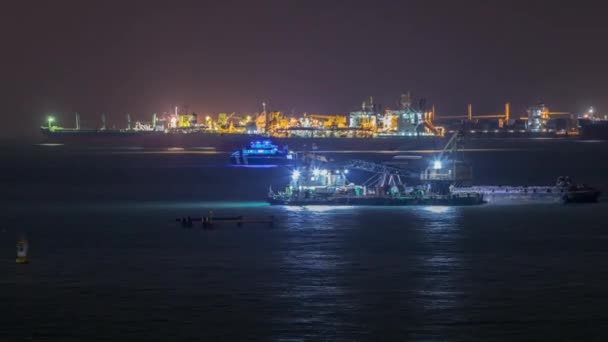 Singapore Marina Barrage met vrachtschepen te wachten om een van de drukste havens in de wereld nacht timelapse, Singapore. — Stockvideo