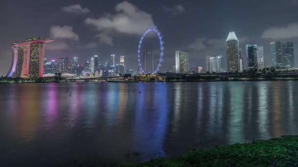 Downtown panorama Singapuru, jak oglądane z drugiej strony wody z Garden East nocy timelapse. Singapur. — Wideo stockowe