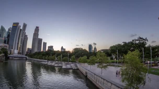 Singapurské mrakodrapy panorama s bílým Andersonovým mostem v blízkosti parku Eplanade ze dne na den. — Stock video