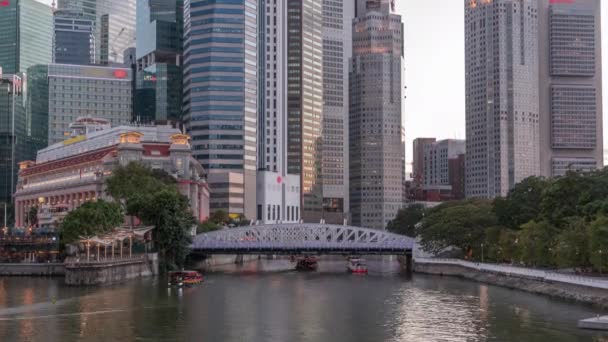 Singapore wolkenkrabbers skyline met witte Anderson Bridge in de buurt esplanade park dag tot nacht timelapse. — Stockvideo