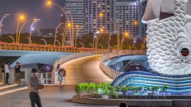 Puente Esplanade con luces y edificios de gran altura en la Bahía Marina en Singapur noche timelapse . — Vídeos de Stock