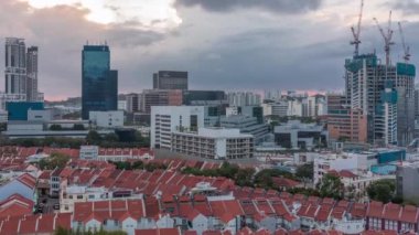 Çin Mahallesi 'nin kırmızı çatıları ve Central Business District gökdelenleri zaman ayarlı, Singapur